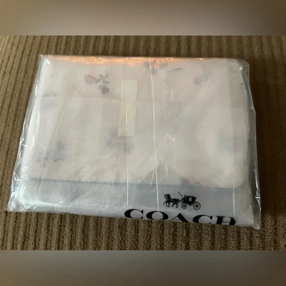 Coach Corner Zip Wristlet With Heart Print nwt in packaging - Picture 5 of 5